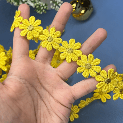 Renda Guipir Formato Flor 2,5 cm Amarelo CH-0714